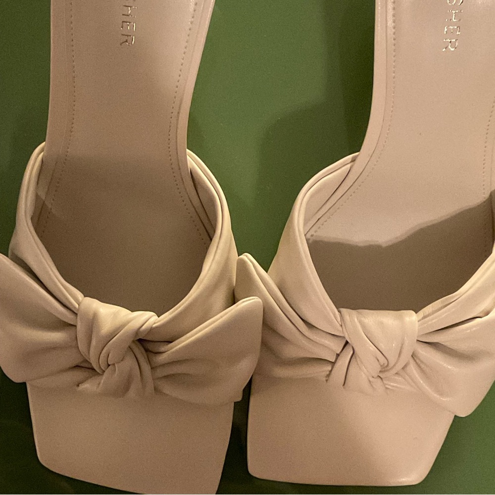 Bow Marc Fisher heels